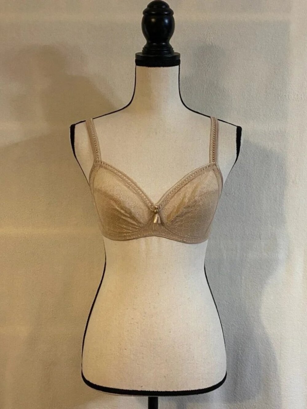 Chantelle 34B no wire soft mesh logo monogram cup tan plunge bra
